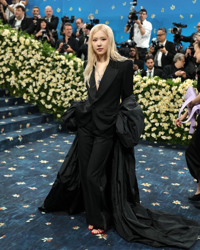 Rosé mang đến vẻ đẹp lạnh lùng và đầy cuốn hút tại thảm đỏ Met Gala 2025.