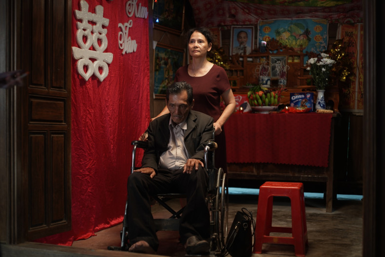 Nam nghệ sĩ đảm nhận vai diễn người đàn ông mắc bệnh, phải ngồi xe lăn.