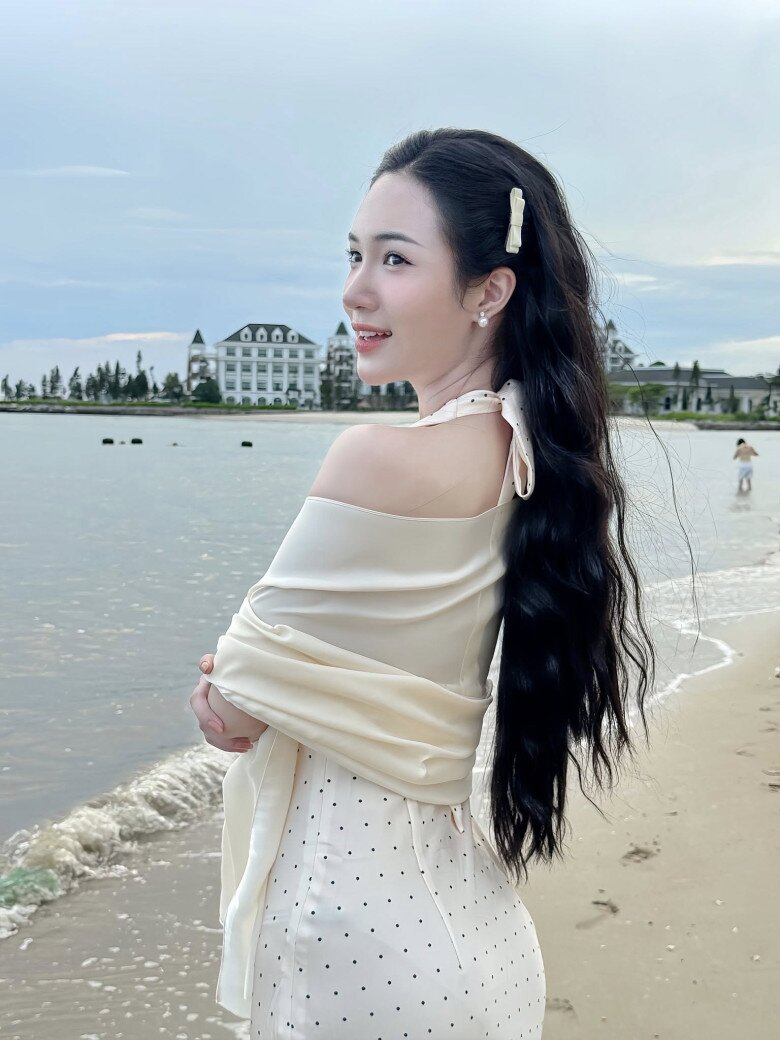 Thanh Huế theo đuổi phong cách nữ tính, trưởng thành. 