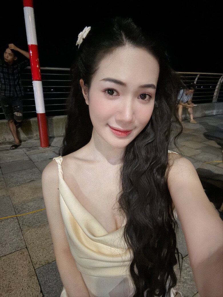 Thanh Huế vô cùng xinh đẹp trong hậu trường phim.