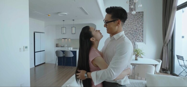 Vợ Triển trở về trong âm thần để tạo bất ngờ cho chồng. 