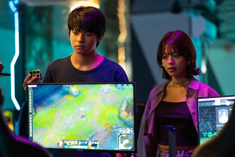 Hồng Khanh thủ vai bạn gái của Trần Tú trong phim.