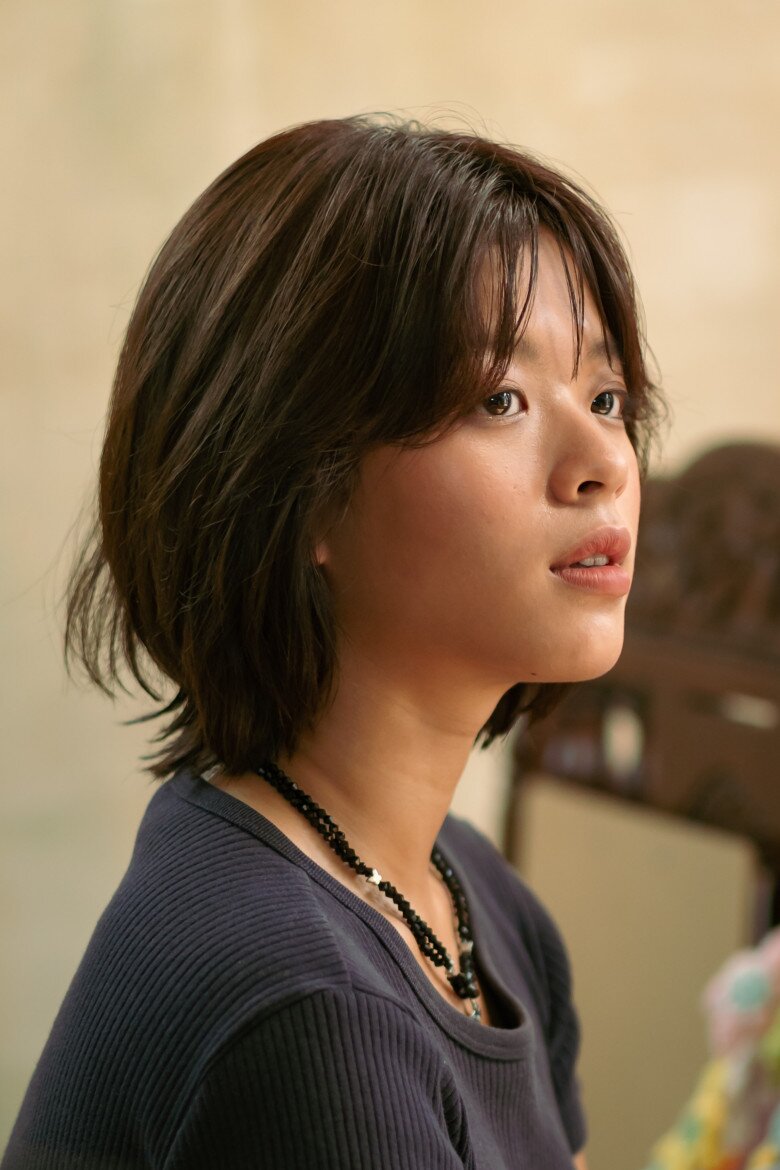 Hồng Khanh đang là sinh viên thanh nhạc tại Học viện Âm nhạc Quốc gia Việt Nam. Đây là lần đầu cô chạm ngõ điện ảnh nên nhiều cảm xúc lẫn lộn.