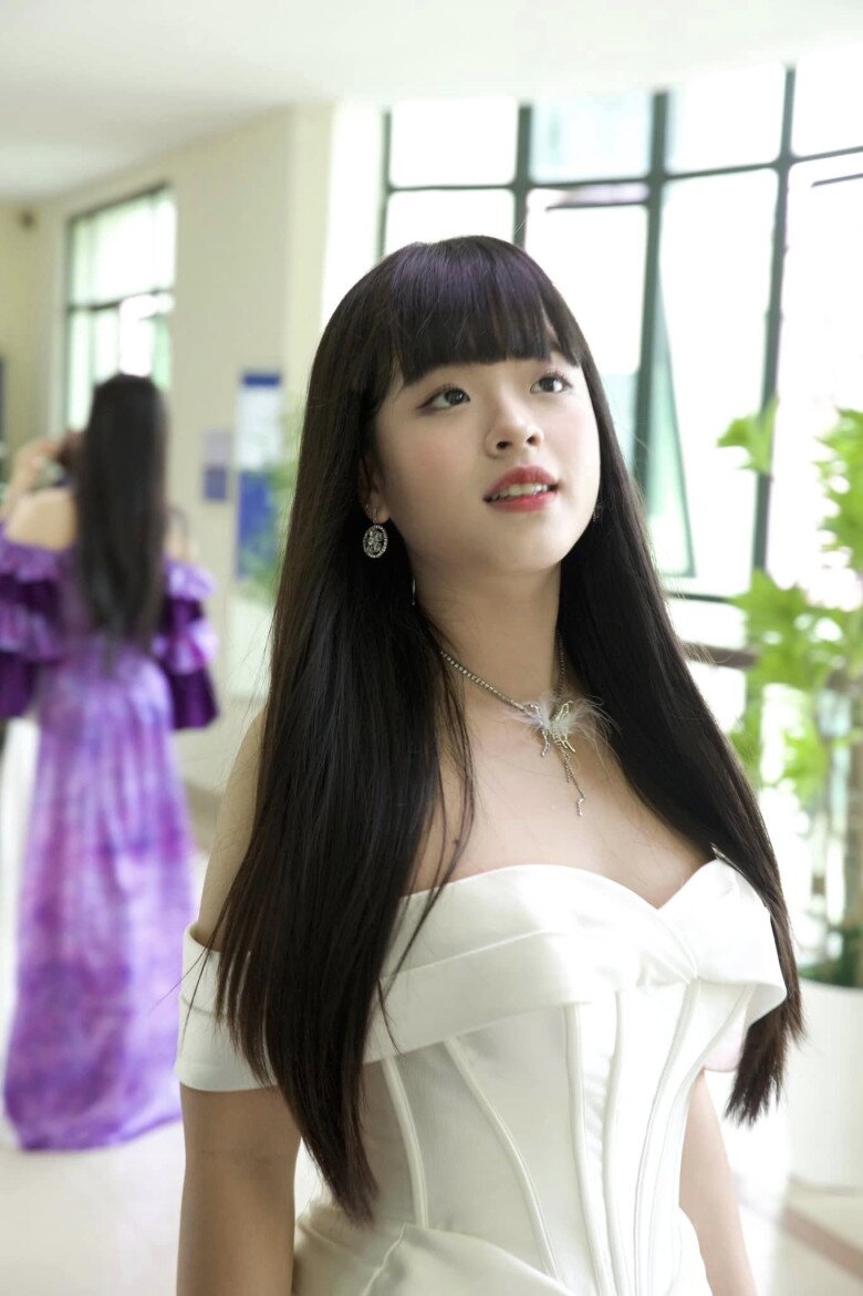 Cô được khen là bản sao thời trẻ của NSƯT Chiều Xuân.