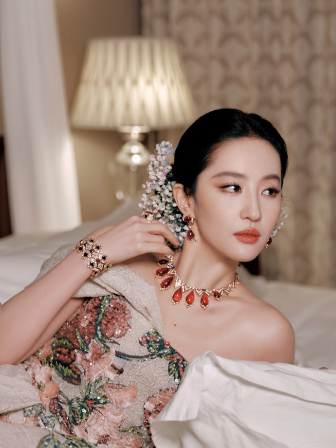 Tạo hình tiên hoa đẹp như mơ của Lưu Diệc Phi gây sốt khắp mạng xã hội Weibo.