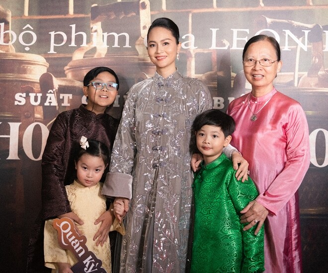 Đỗ Thị Hải Yến gây bất ngờ khi xuất hiện trên thảm đỏ công chiếu cùng những “khách mời” đặc biệt: Mẹ và các con gồm 2 bé trai, 1 bé gái.