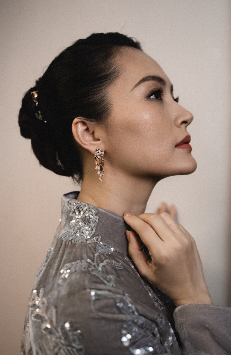 Trên thảm đỏ Quán Kỳ Nam, Hải Yến đã chọn một bộ áo dài với hoa văn ánh kim tinh xảo, kết hợp hoàn hảo cùng đôi bông tai nổi bật.