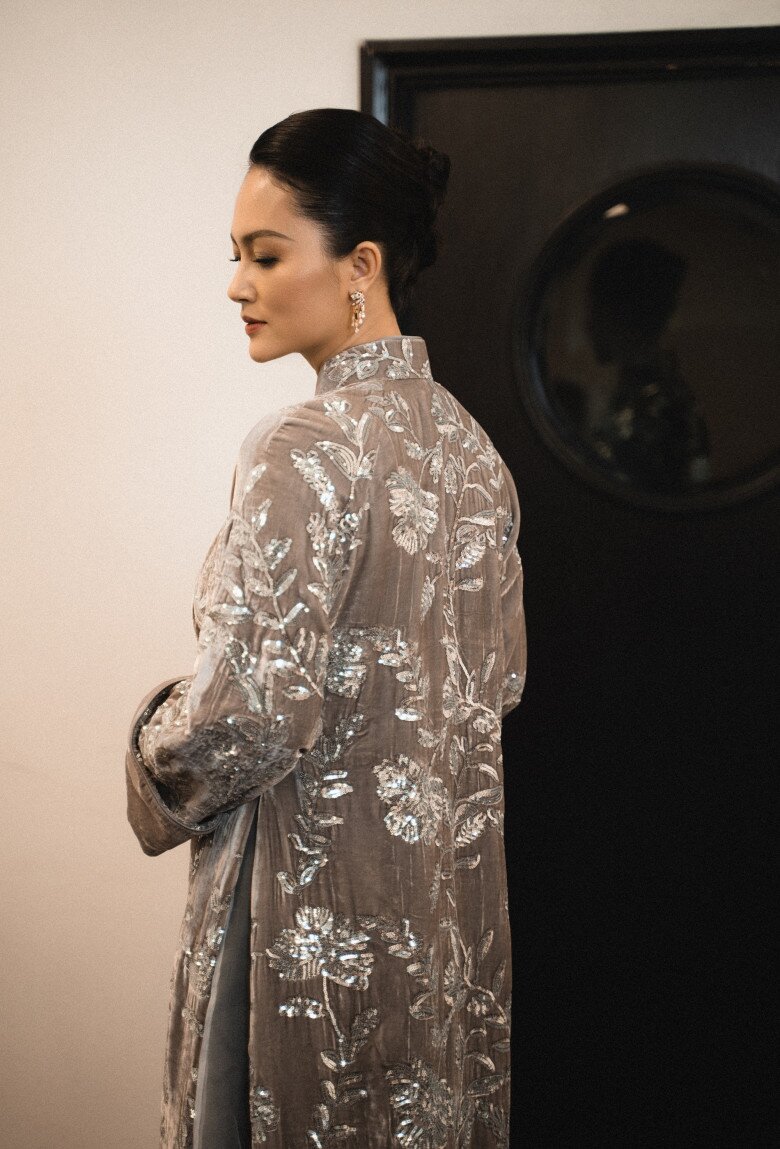 Nhan sắc đậm chất điện ảnh và sắc thái trầm tĩnh của chị tạo nên một khí chất riêng biệt, đúng đẳng cấp minh tinh.