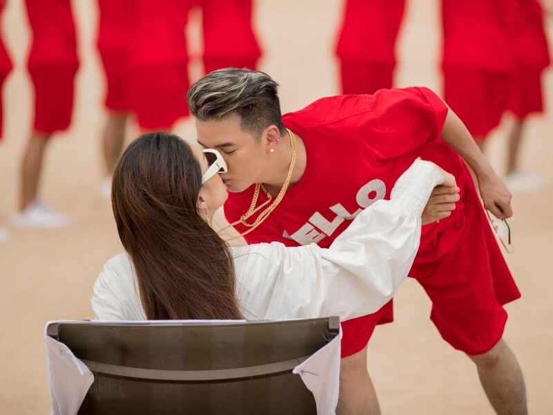 Một trong những "cô vợ" đặc biệt của Đàm Vĩnh Hưng trong âm nhạc chính là hoa hậu Hương Giang. Hương Giang tham gia MV Hello của Đàm Vĩnh Hưng năm 2018. Chỉ sau 1 ngày ra mắt MV đã đạt hơn 1 triệu views nhờ nụ hôn của Mr. Đàm dành cho người đẹp.