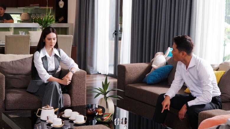 Nữ diễn viên tiết lộ, cô và Chí Nhân đã cùng bàn bạc kỹ lưỡng từng phân đoạn, thêm thắt biểu cảm để vai diễn chân thật hơn.