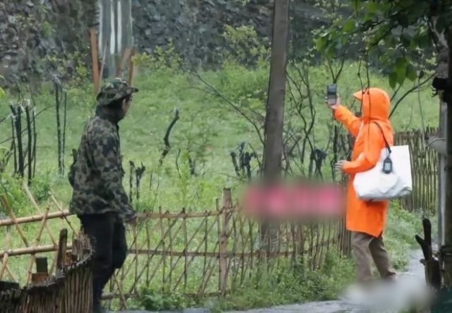 Hình ảnh Trương Bá Chi ôm khư khư điện thoại khiến nhiều người khó chịu.