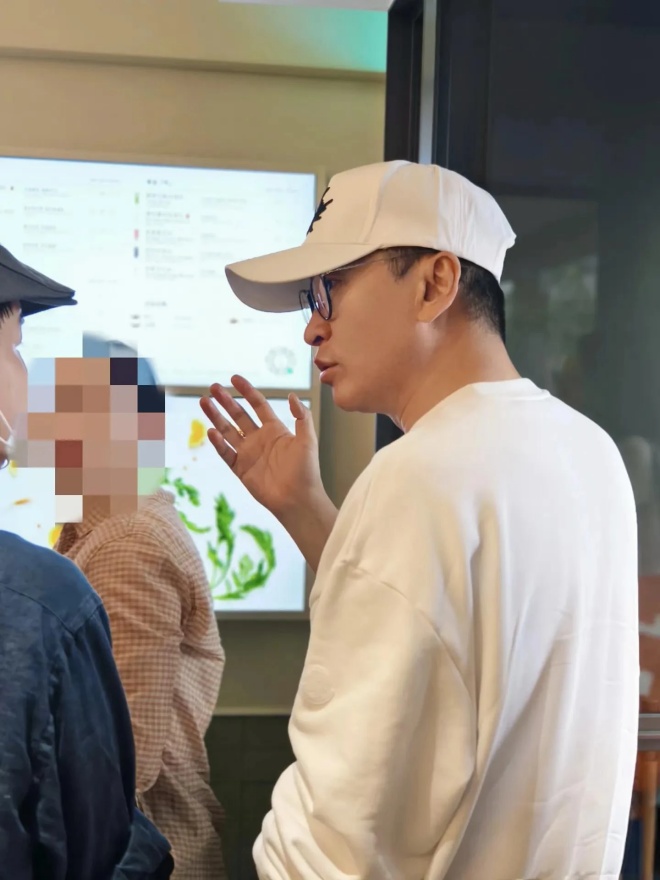 Châu Kiệt dùng tiền của mình để làm thiện nguyện suốt nhiều năm nay.