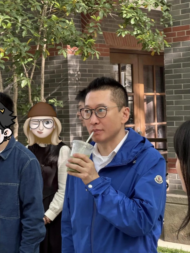 Hình ảnh triệu phú ngầm Châu Kiệt trông giản dị, chân chất.