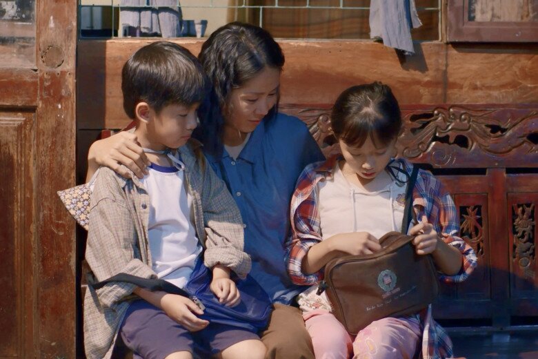 Lê Phương và 2 diễn viên nhí trên trường quay.