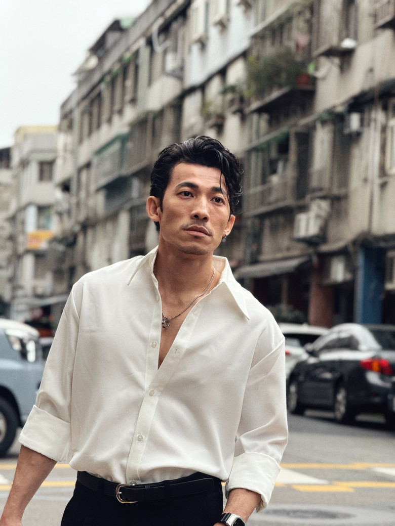 Liên Bỉnh Phát điển trai, tài năng, sẵn sàng công khai bạn gái khi nổi tiếng.