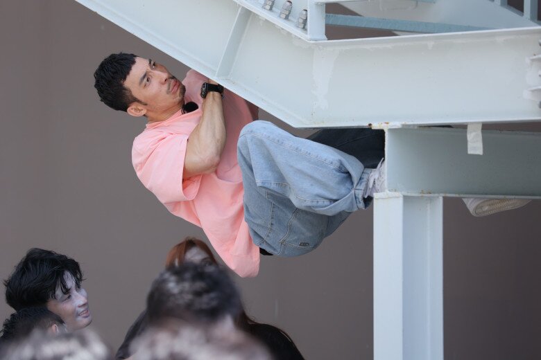 Ngoài diễn xuất, việc được trở thành cast chính của chương trình Running Man Vietnam cũng giúp tên tuổi của anh tỏa sáng.