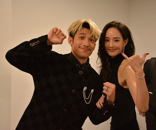 Liên Bỉnh Phát với bạn diễn Trương Quân Ninh tạo dáng hài hước trên thảm đỏ Kim Chung.