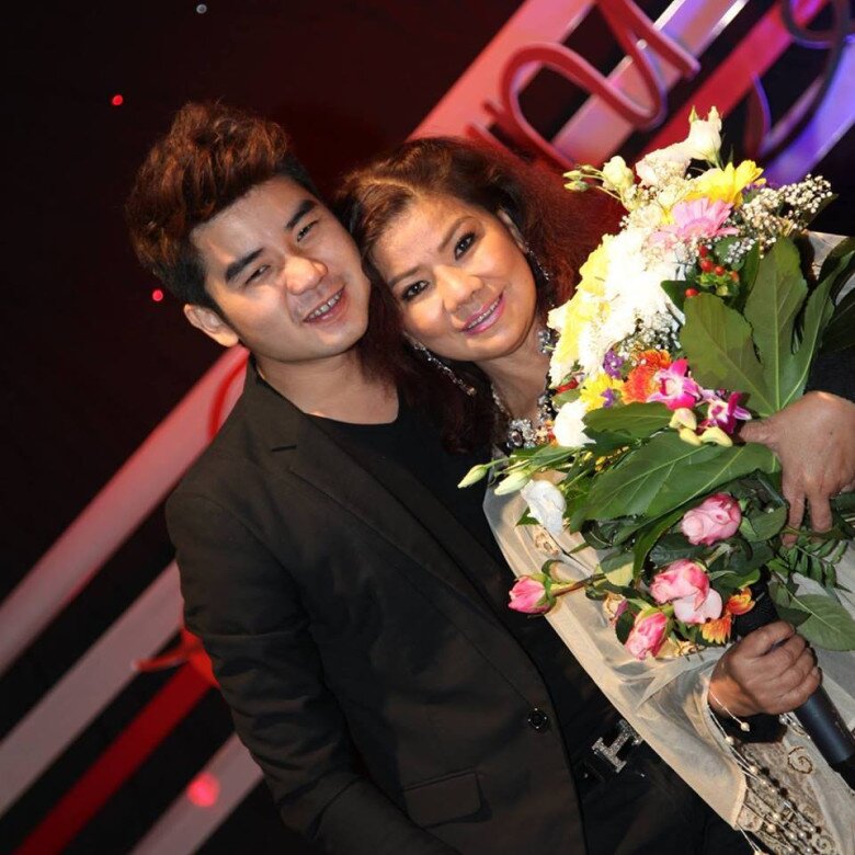 NSND Thanh Hoa bên con trai.