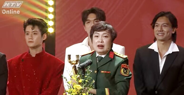 Đạo diễn Đặng Thái Huyền thay mặt đoàn phim Mưa Đỏ phát biểu khi nhận giải Bông sen Vàng.