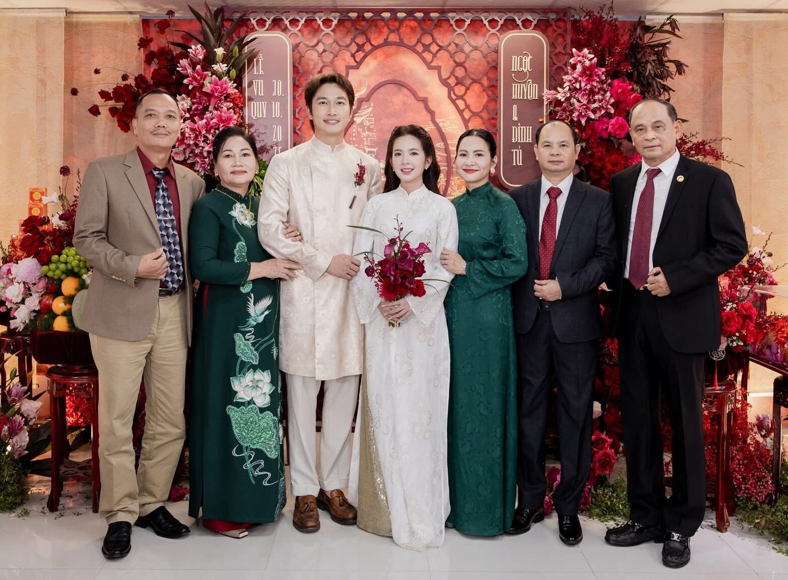 2 bà thông gia cười rạng rỡ bên 2 con.