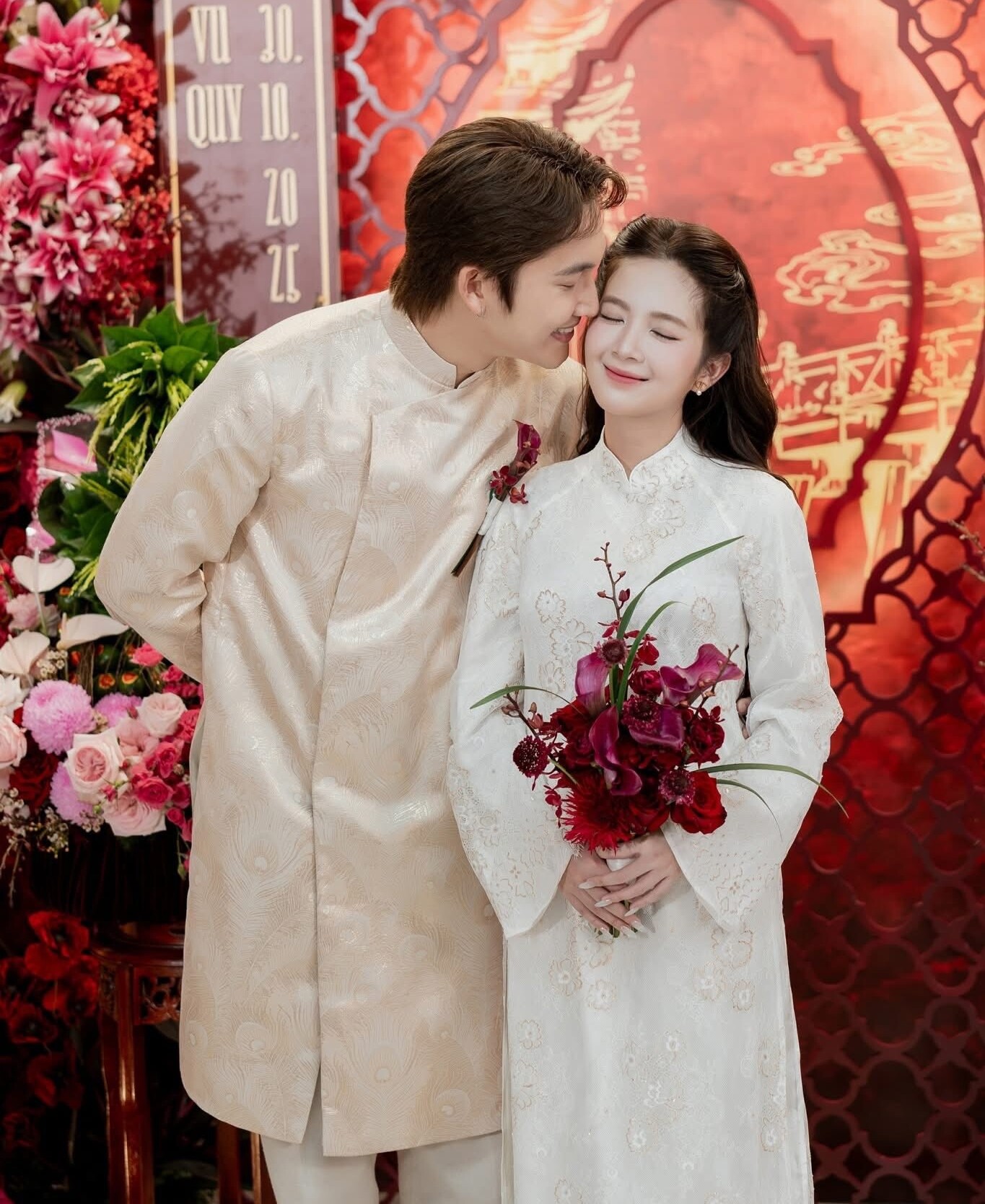 Đình Tú - Ngọc Huyền diện áo dài trắng cho lễ ăn hỏi.