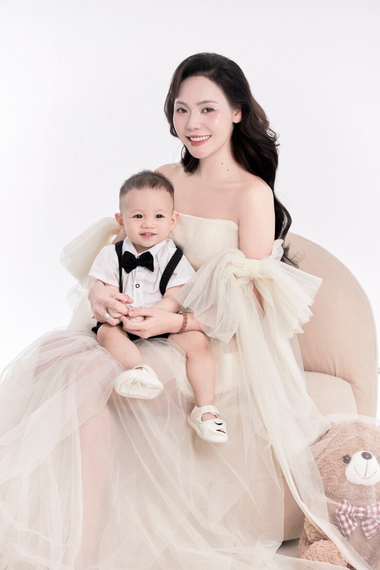 Huyền Trang và con trai hơn 1 tuổi.