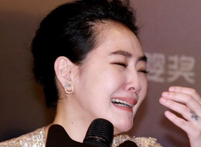 Từ Hy Đệ từng khóc tố cáo chồng ngoại tình.