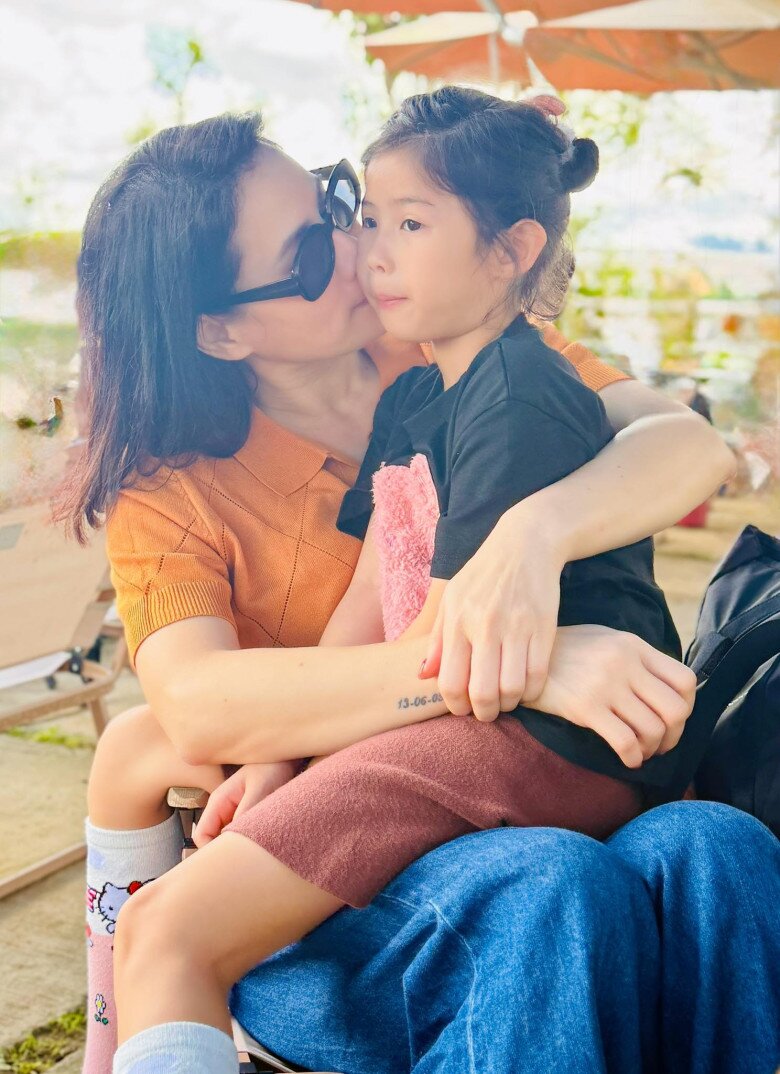 Nữ diễn viên và con gái.