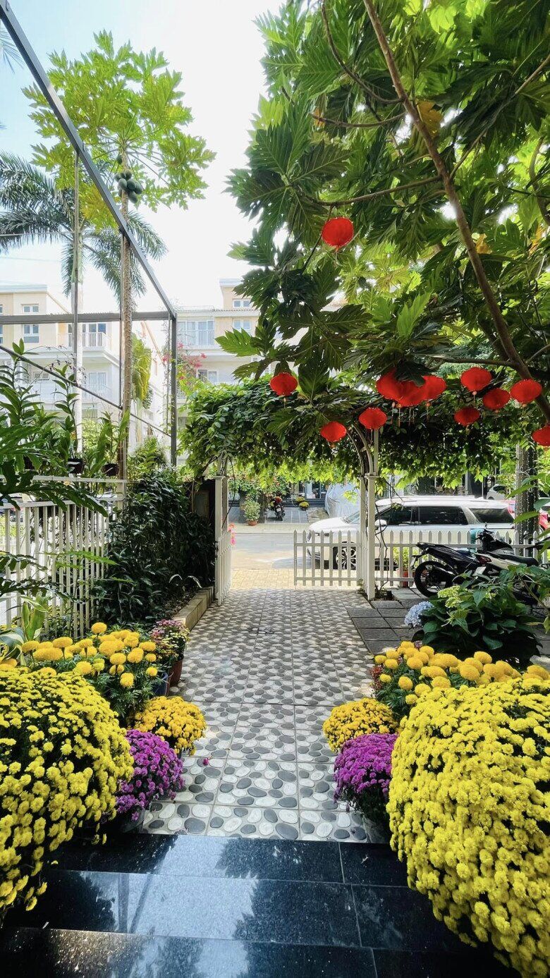 Ngôi nhà ngập đầy cây cối và hoa của Thân Thúy Hà.