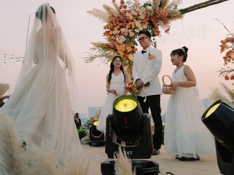 2 con gái riêng của Kim Ngân khiến mọi người xúc động khi bày tỏ tình cảm yêu thương.