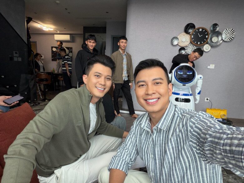 Hậu trường Thái Hòa và Hà Việt Dũng trong 1 cảnh quay của Cách Em 1 Milimet.