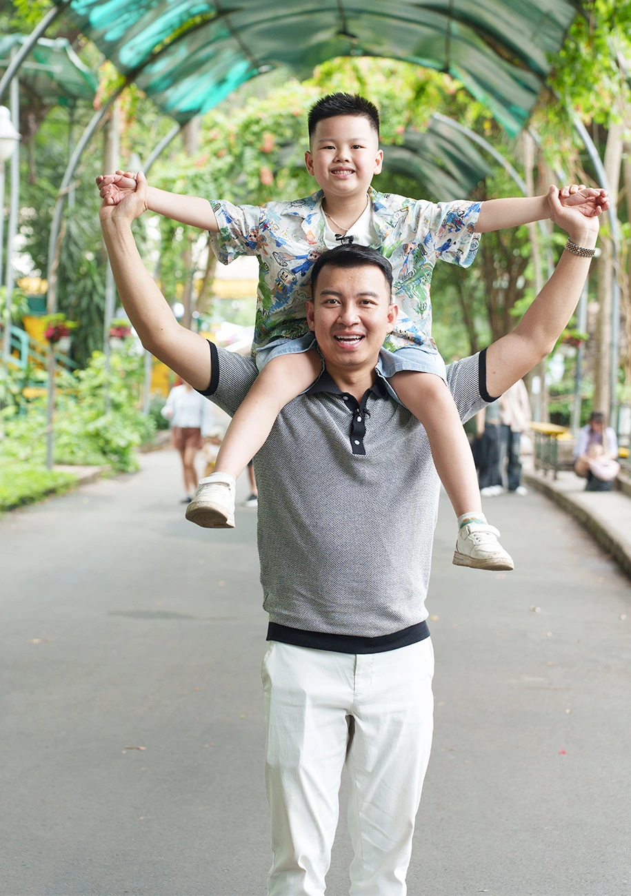 Bố Thái Hòa và con trai Minh Khôi.