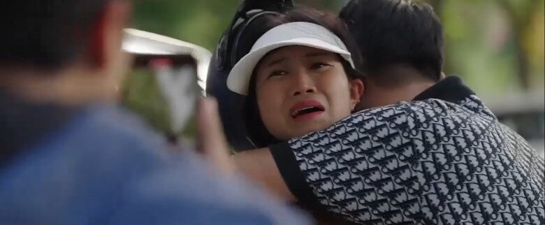 Cảnh Thái Hòa bị đánh ghen ở Đi Giữa Trời Rực Rỡ.