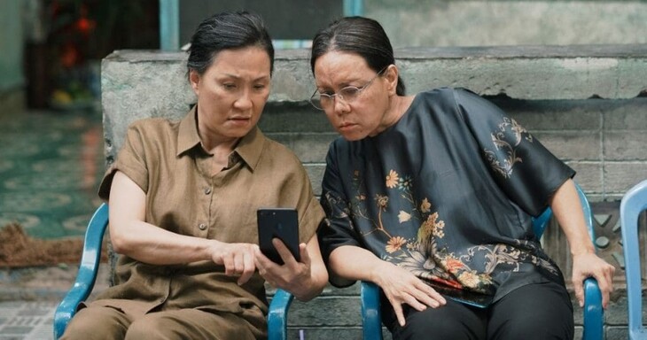Bà Khanh (Hồng Đào) và bà Hậu (Việt Hương) trong phim.
