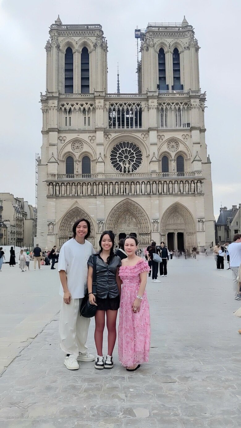 Việt Hương cùng ông xã và con gái đi du lịch.