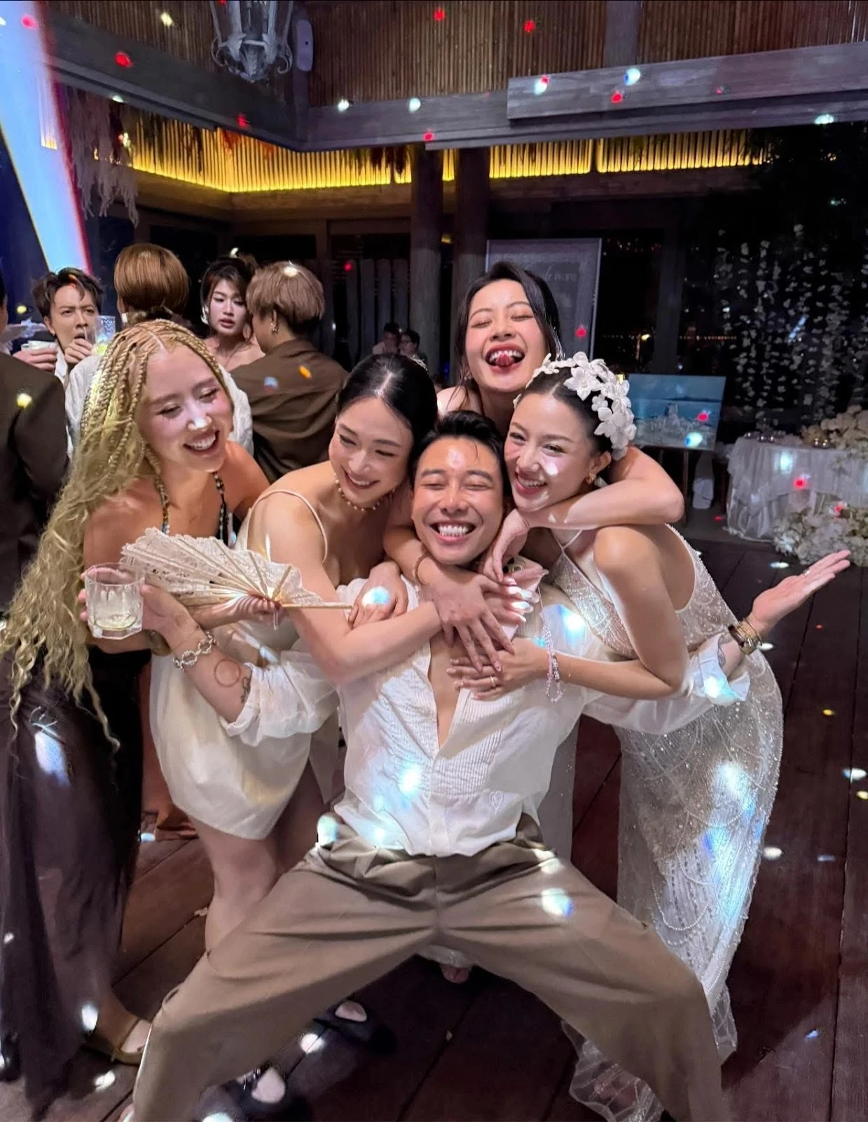 Hội bạn thân vui mừng khi 2 hot girl làm lành với nhau.