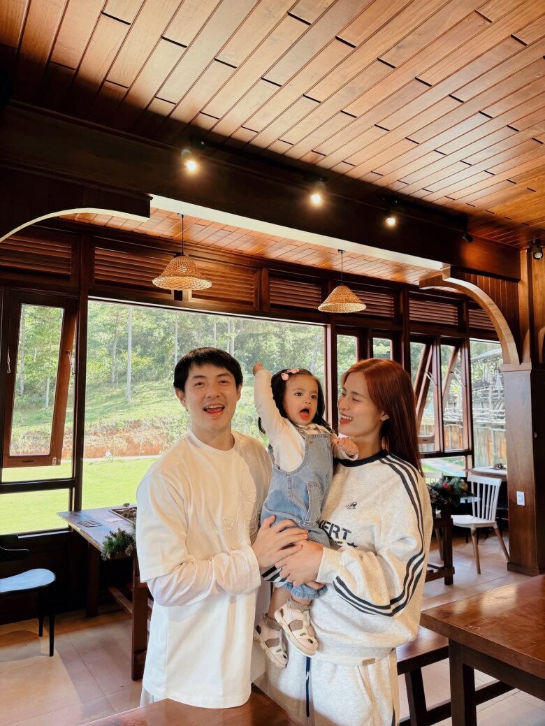 Ái nữ thứ 2 nhà Đông Nhi và Ông Cao Thắng rất đáng yêu, góp nhặt nét đẹp từ bố.