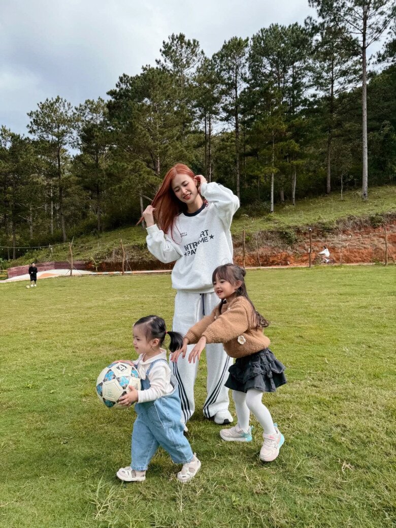 Bé Winnie yêu thương và chăm sóc em gái Hannie.