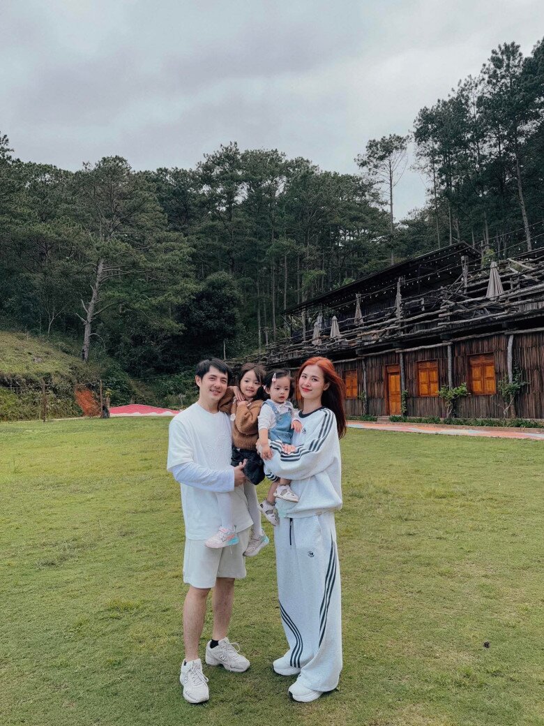 2 cô con gái nhà Đông Nhi như “bản sao” của Ông Cao Thắng.