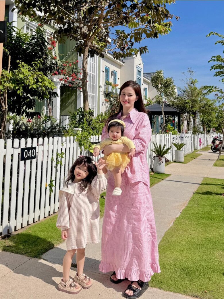 2 ái nữ nhà Đông Nhi và Ông Cao Thắng rất quấn quýt, yêu thương nhau.