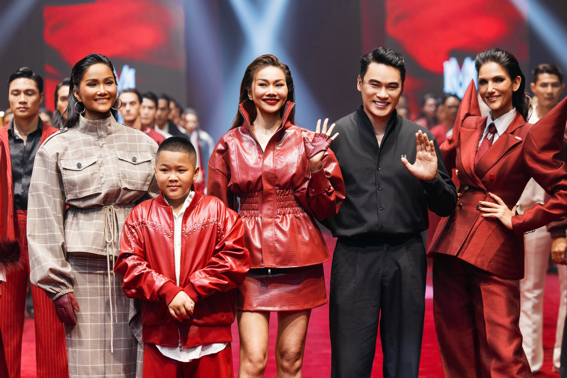 H’Hen Niê đọ sắc cùng đàn chị Thanh Hằng ở show thời trang.