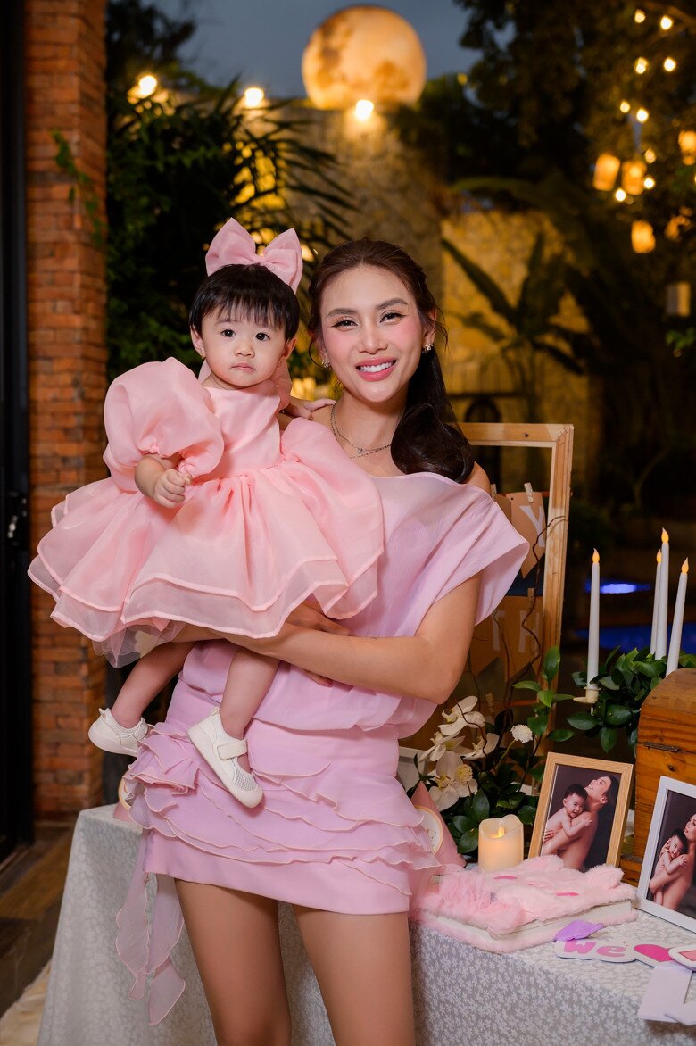 Con gái đáng yêu thừa hưởng “gen trội” của Võ Hoàng Yến.