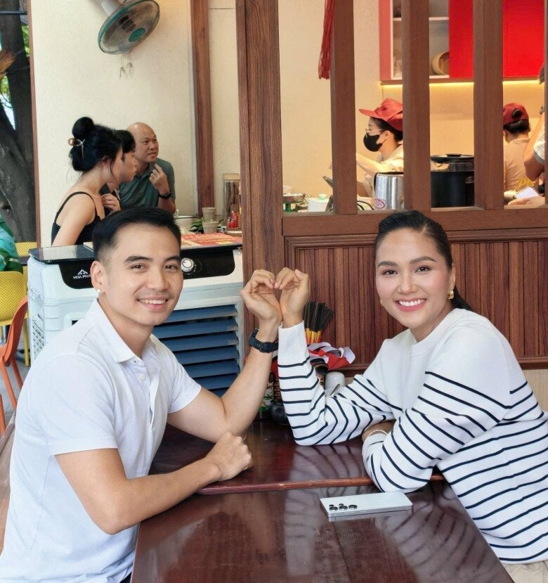 Nhiếp ảnh gia Tuấn Khôi luôn đồng hành cùng bà xã trong các sự kiện.