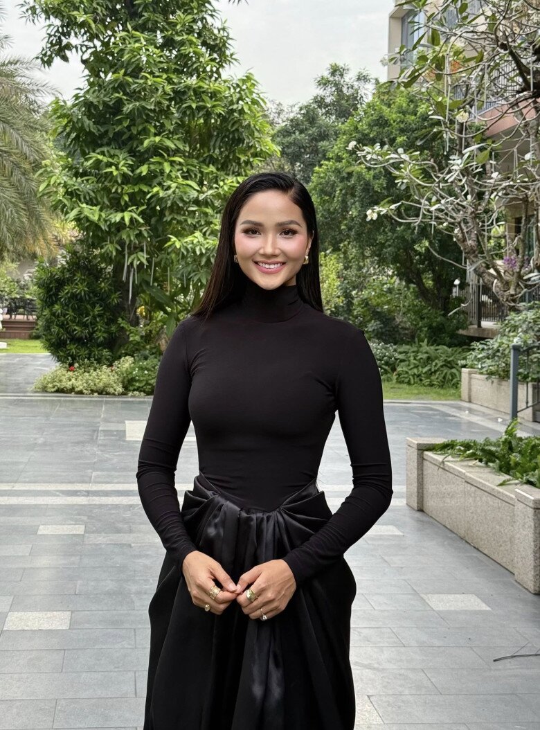 Mẹ bỉm H’Hen Niê thông báo nhận show trở lại, thu hút nhiều sự quan tâm.