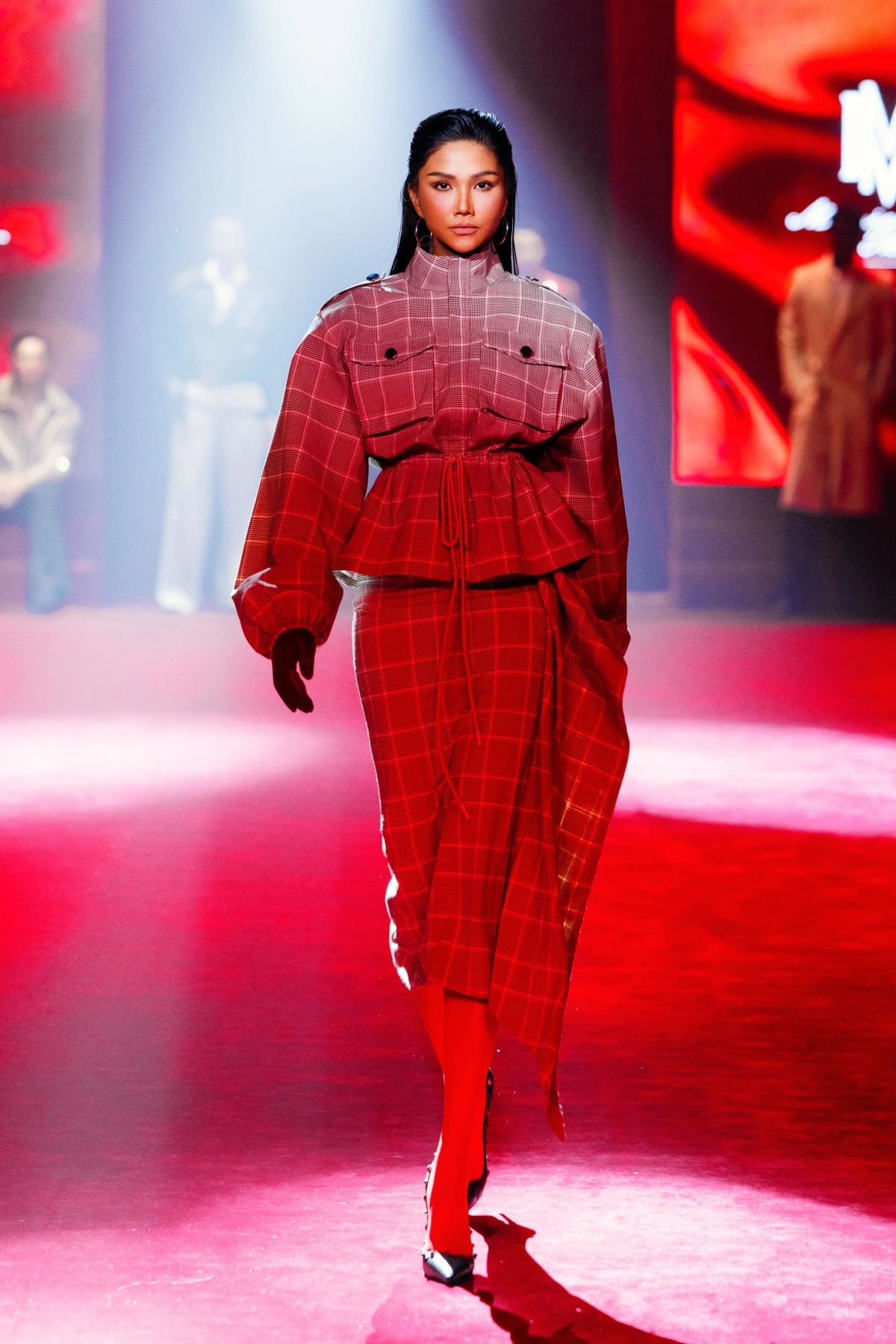 H’Hen Niê khoe trình catwalk với đôi chân dài miên man tại 1 show diễn thời trang ở TP.HCM.