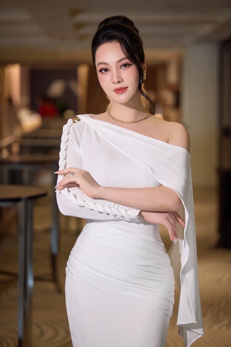 Người đẹp rạng rỡ dẫn chương trình của VTV.