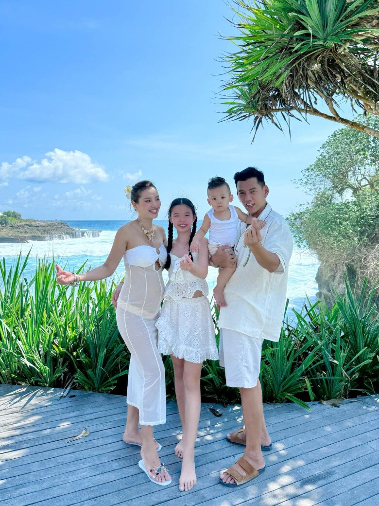 Phương Trinh Jolie vừa làm mẹ bỉm, vừa mang bầu con thứ 3.