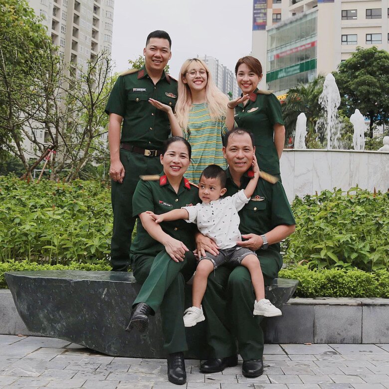 Nữ YouTuber nhận được nhiều lời khen khi che quân hàm mỗi lần đăng ảnh.