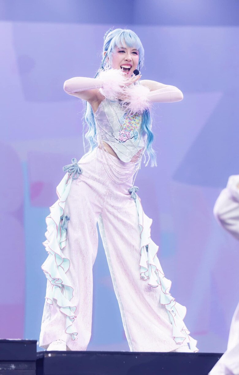 Hậu Hoàng là “tay ngang” lấn sân vào showbiz đầy thành công.