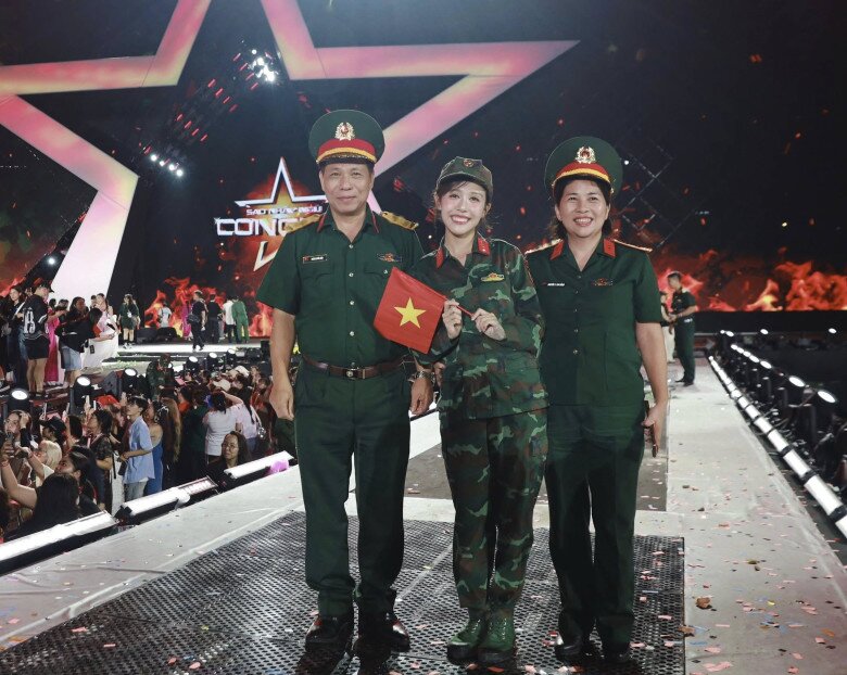 Hậu Hoàng được bố mẹ đến concert để cổ vũ.